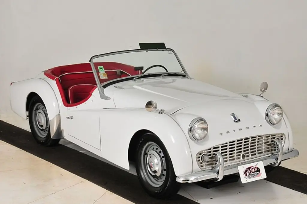 Rent a 1959‑60 Triumph TR3 Classic Roadster – White Beauty by the Sea